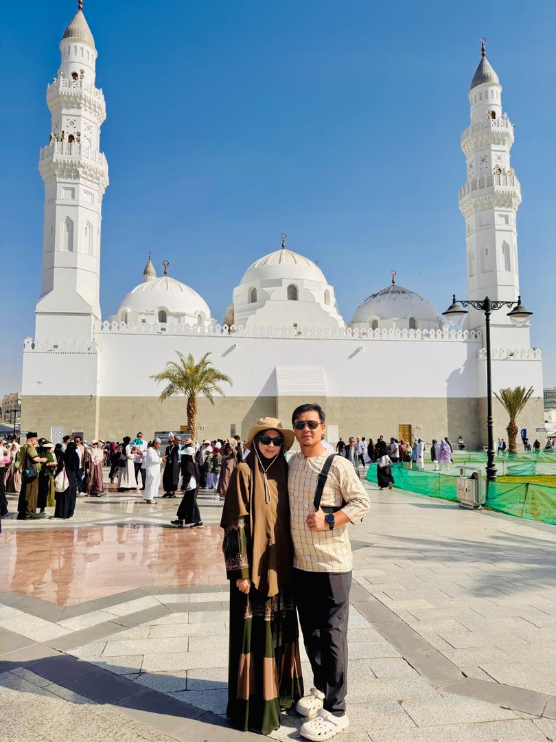 A family with their Mutawwif in Masjid Quba