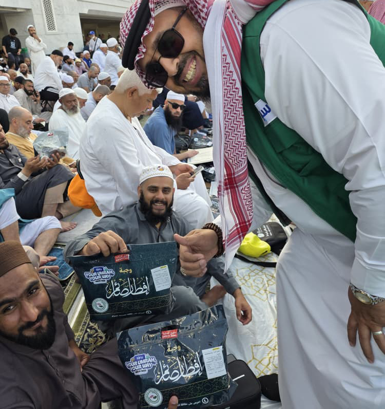 Sukarelawan mengagihkan minuman kepada jemaah di Makkah