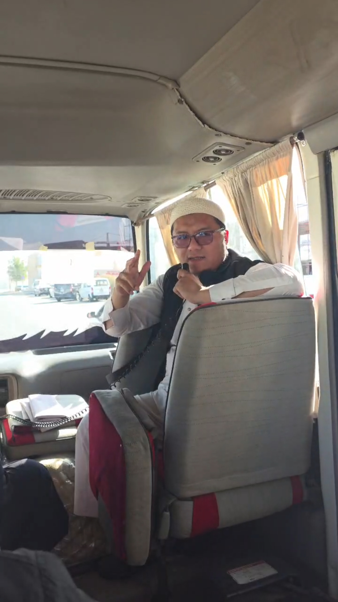 Jemaah menaiki bas bersama