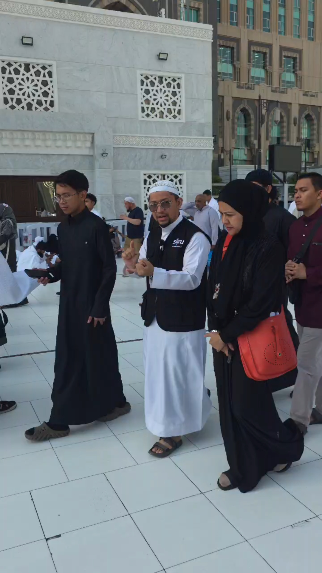 Jemaah berkongsi makanan