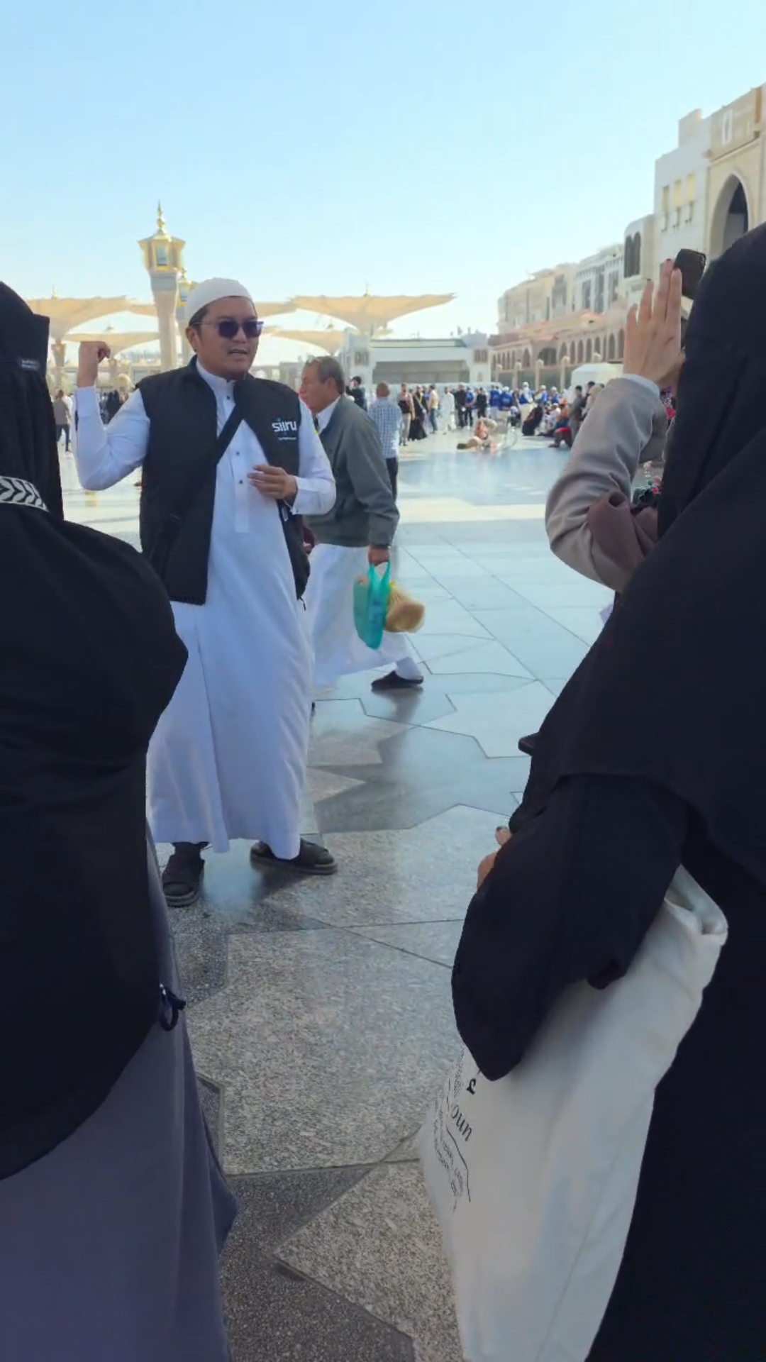 Jemaah melawat Madinah